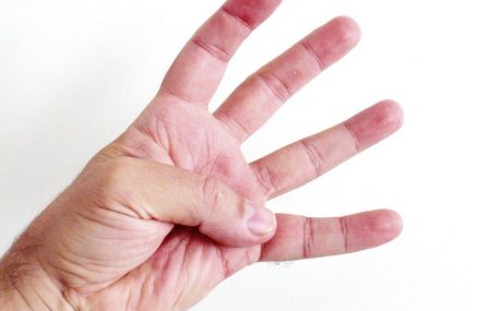 Tê ngón tay út là biểu hiện của bệnh gi?